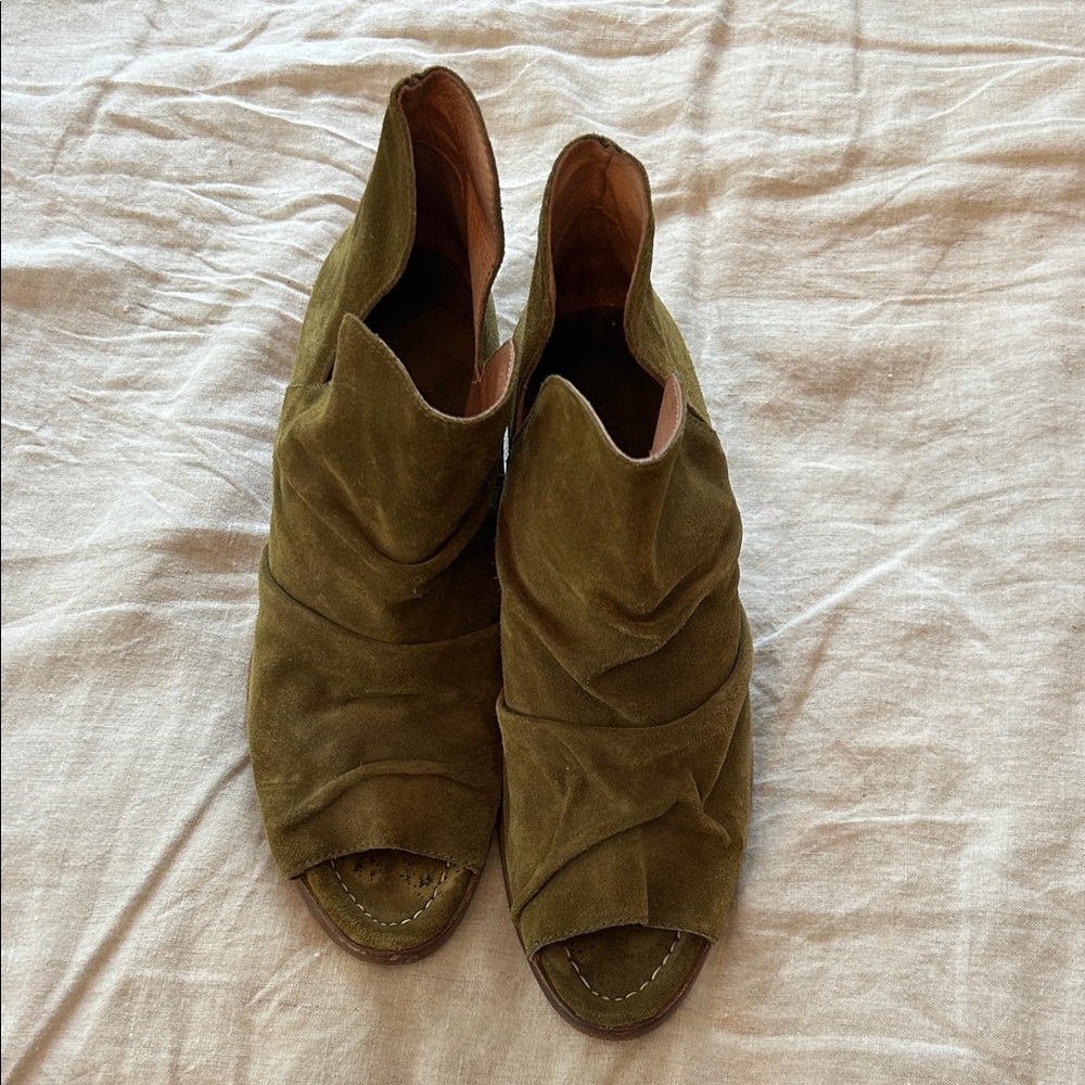Vero Cuoio Olive Suede Mules